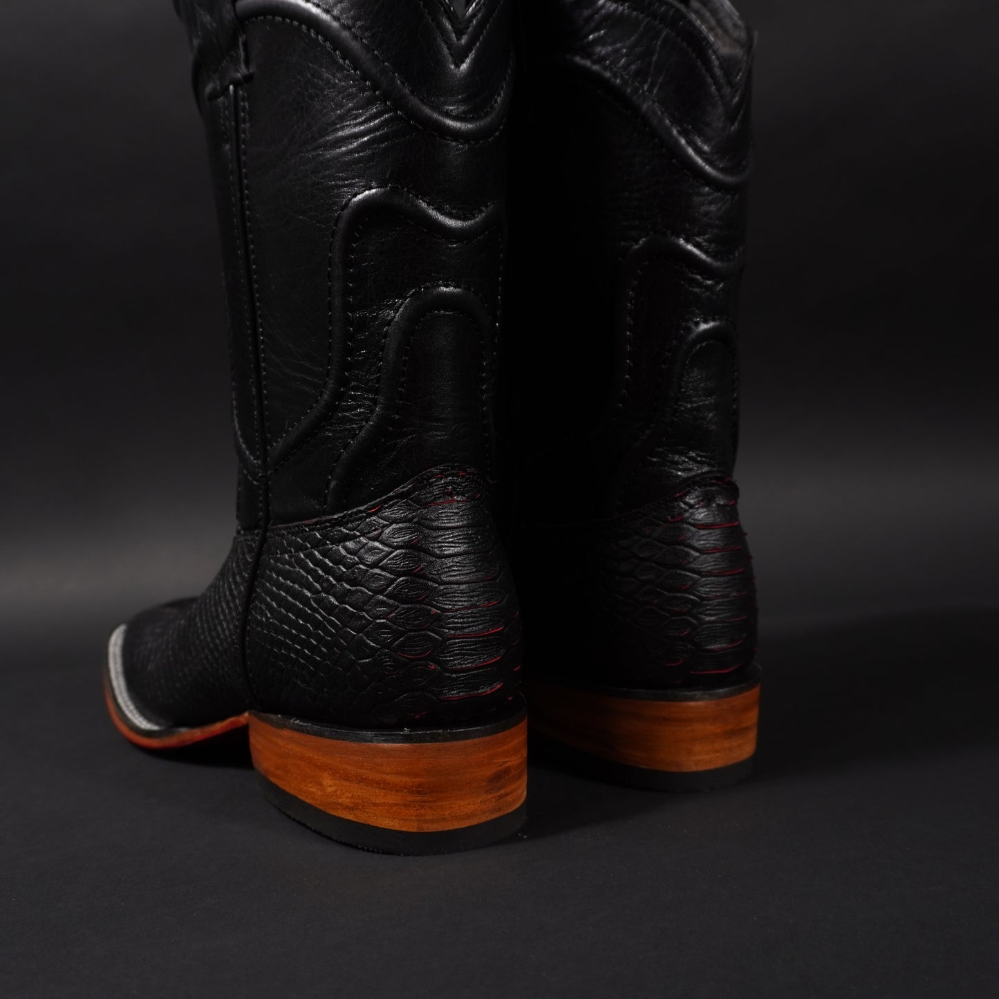 Botas negras con rojo piton, suela roja y punta cuadrada