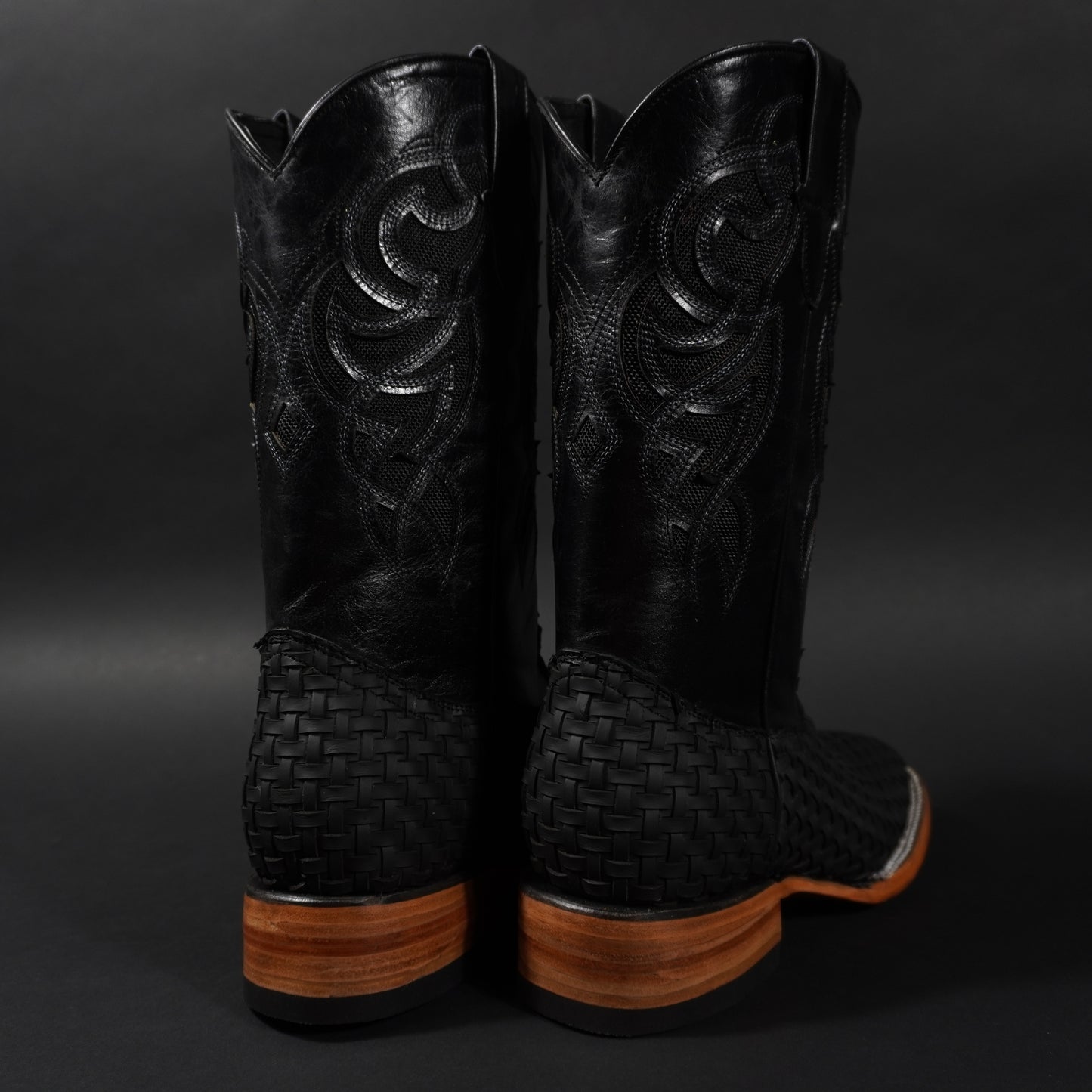 Botas negras de petatillo y punta cuadrada