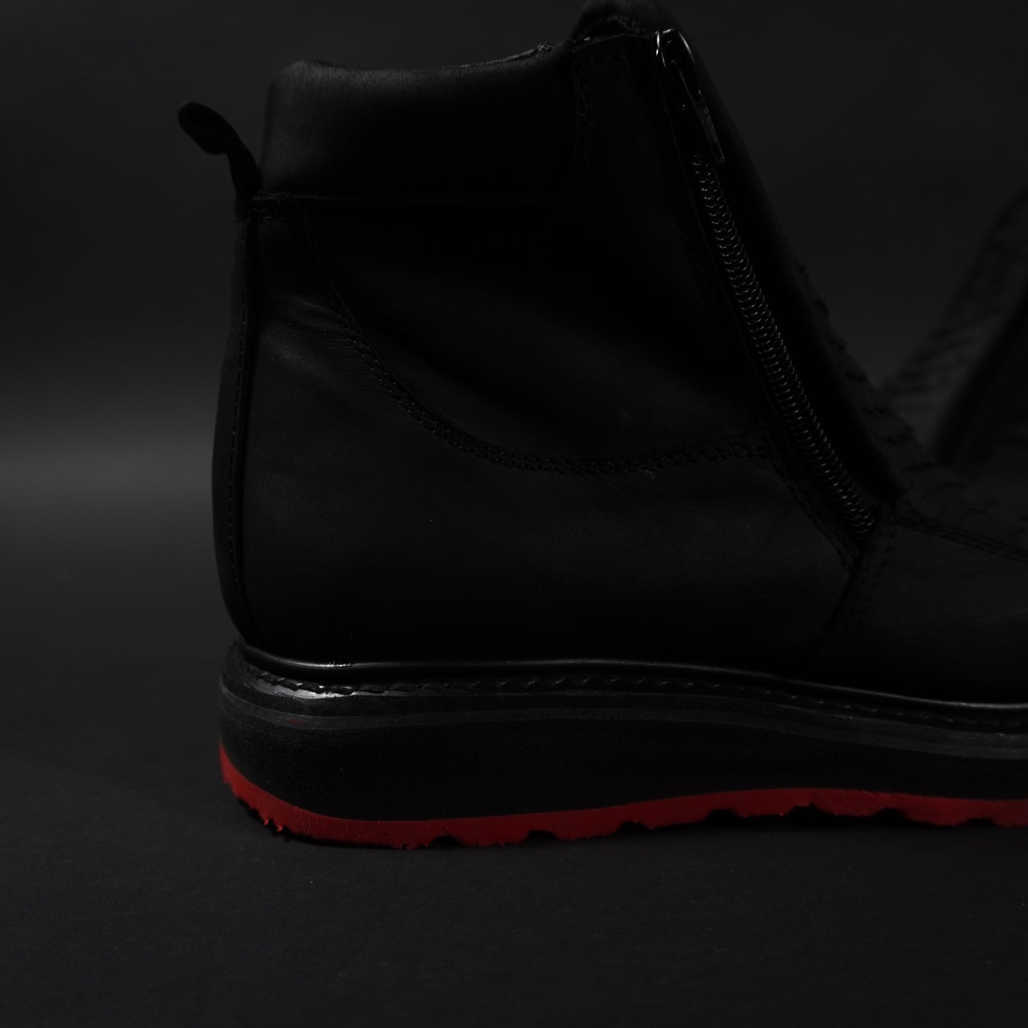 Botines negros doble cierre piton, suela roja