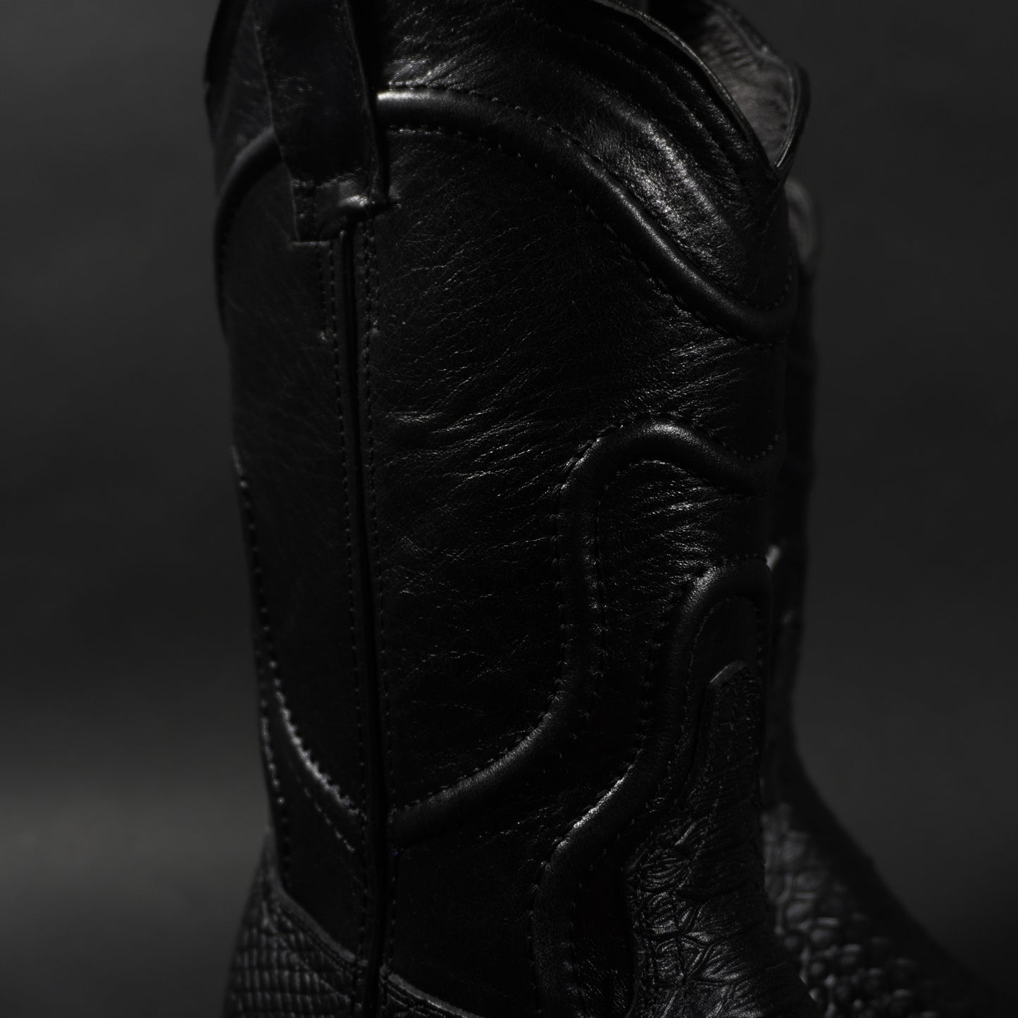 Botas negras piton, suela roja y punta cuadrada