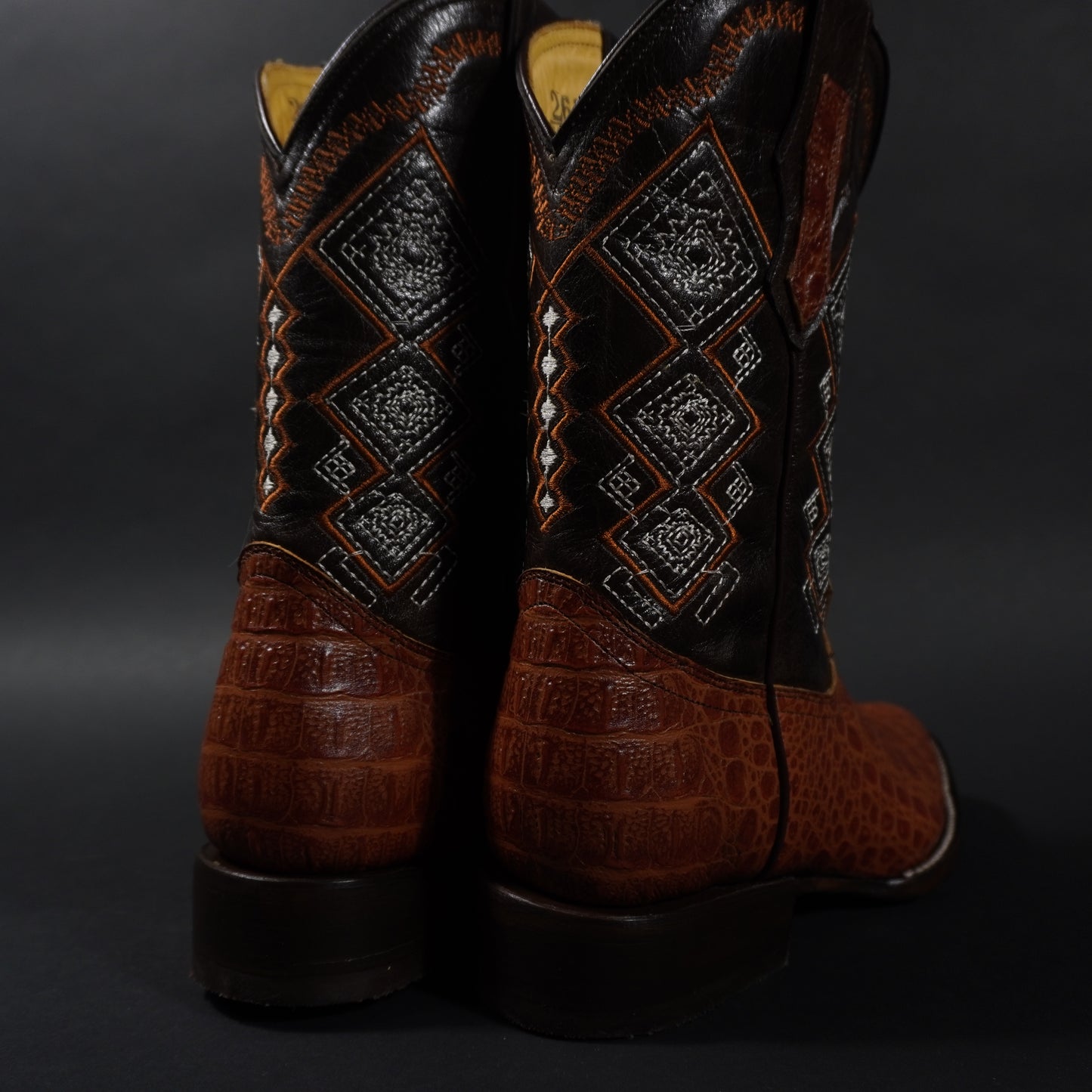 Botas color coñac cocodrilo y punta oval