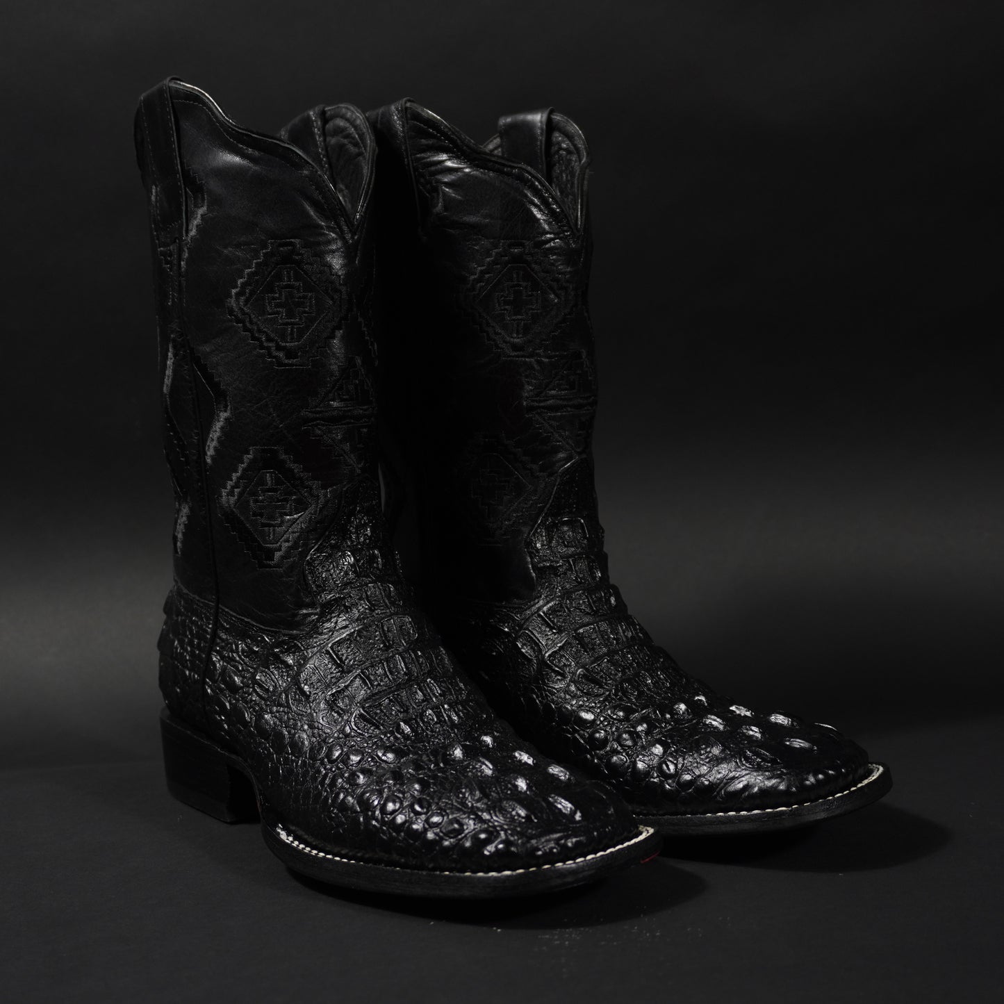 Botas negras nuca de caimán y punta cuadrada