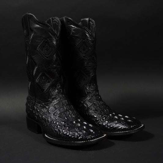 Botas negras nuca de caimán y punta cuadrada