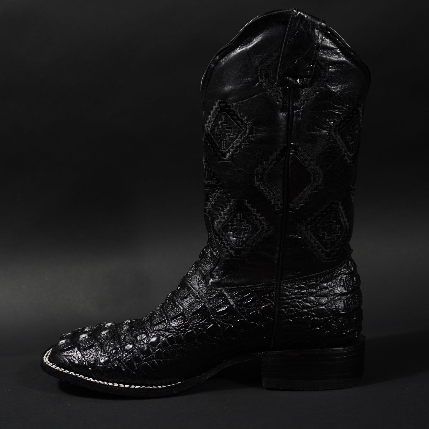 Botas negras nuca de caimán y punta cuadrada