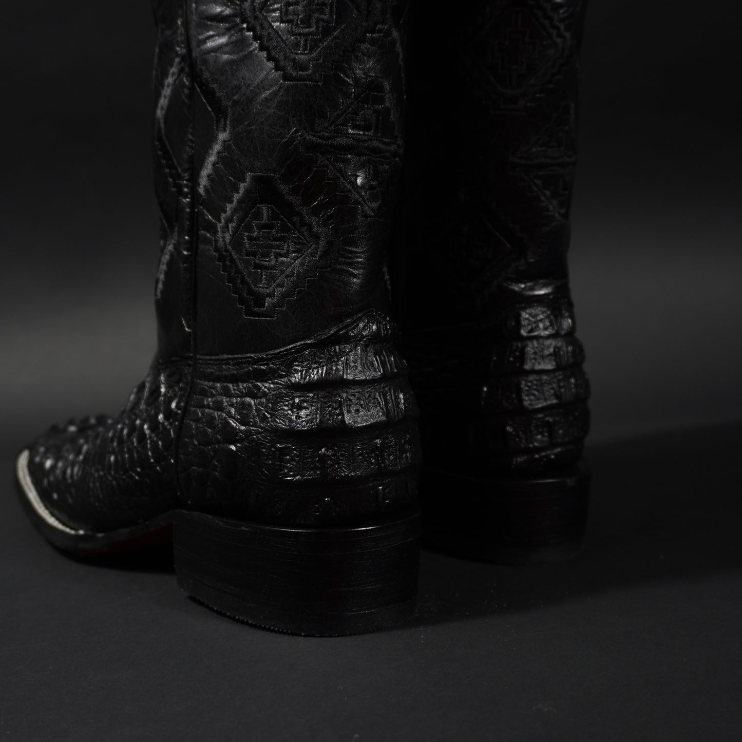 Botas negras nuca de caimán y punta cuadrada
