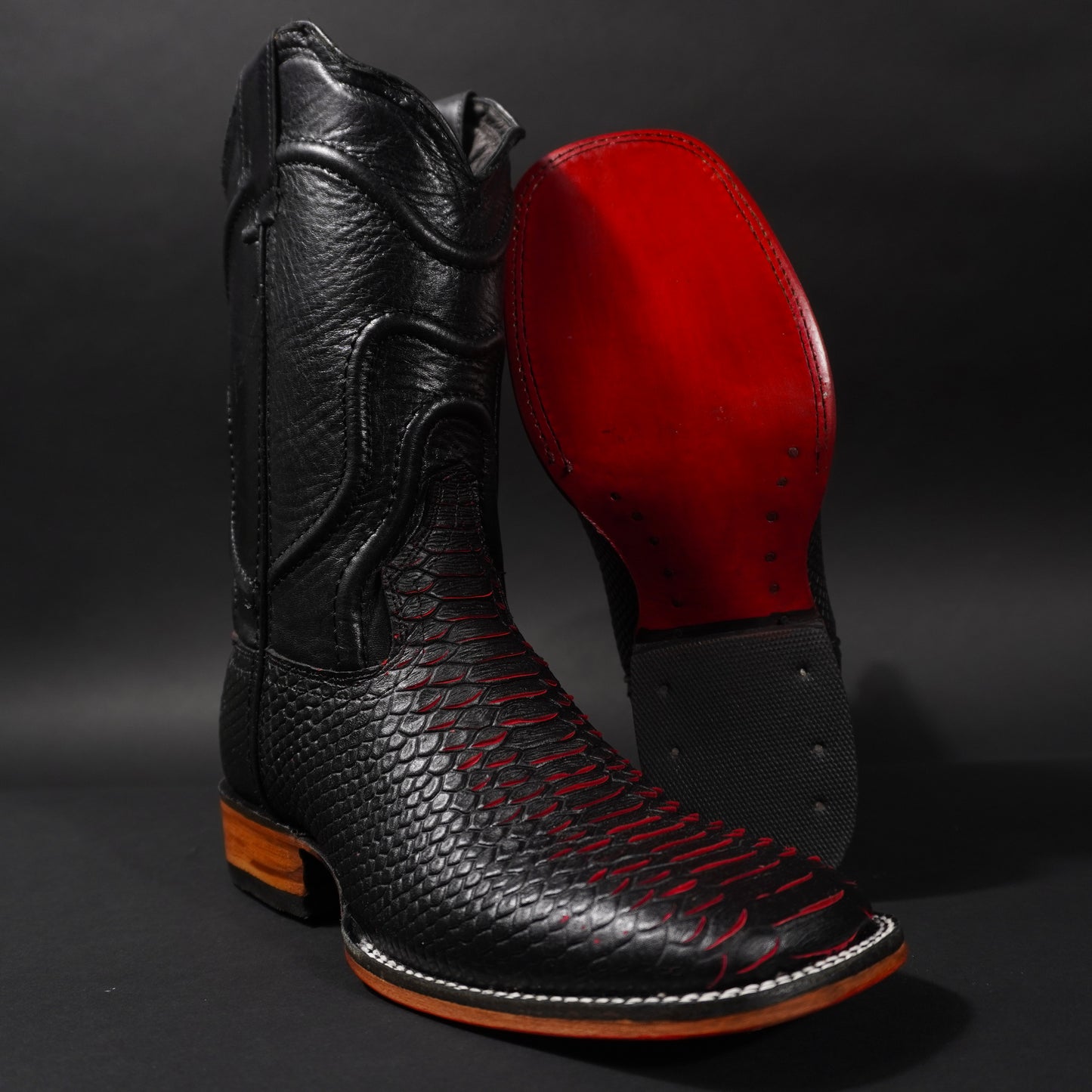 Botas negras con rojo piton, suela roja y punta cuadrada