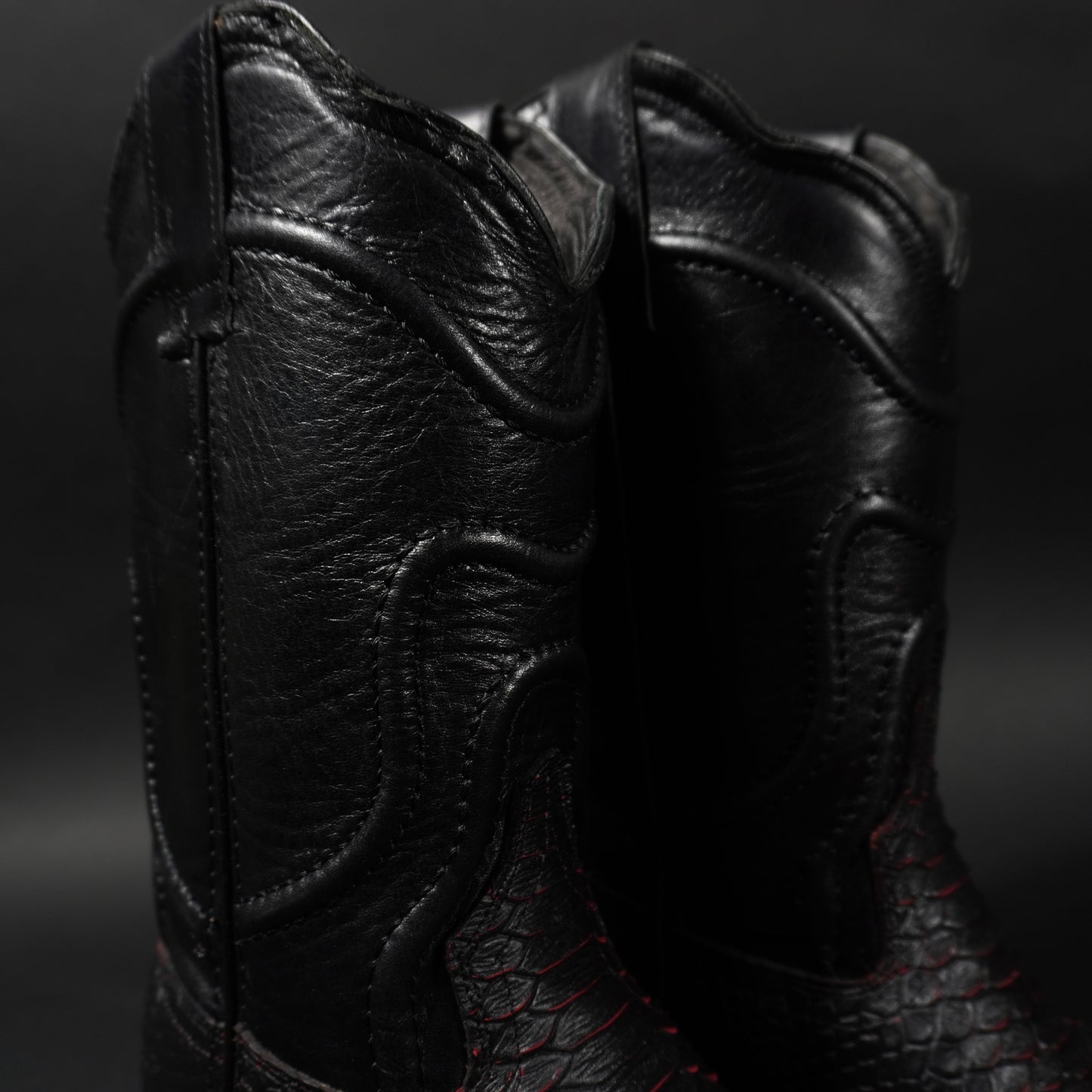 Botas negras con rojo piton, suela roja y punta cuadrada