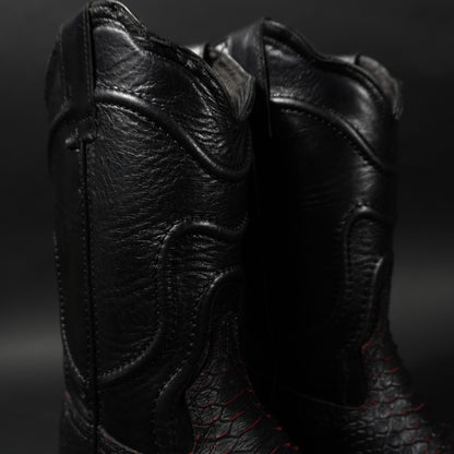 Botas negras con rojo piton, suela roja y punta cuadrada