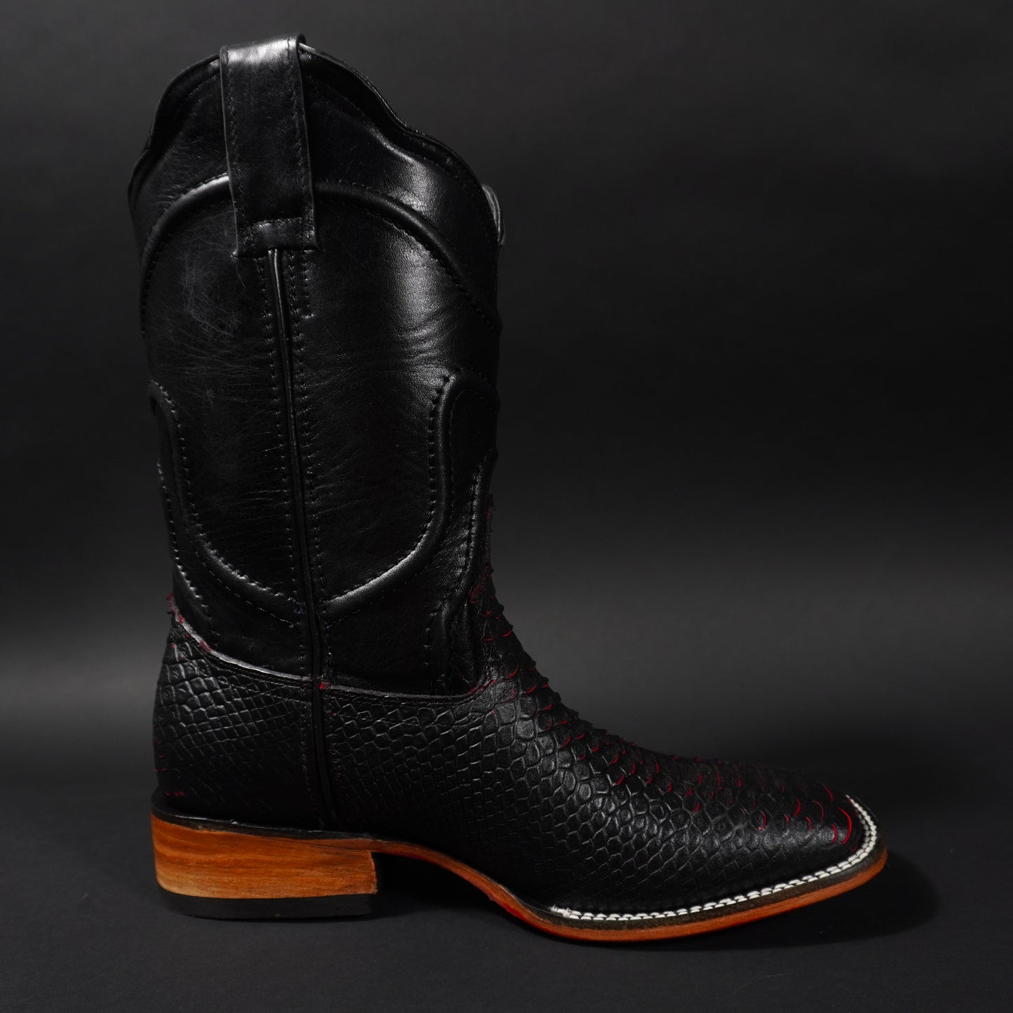 Botas negras con rojo piton, suela roja y punta cuadrada