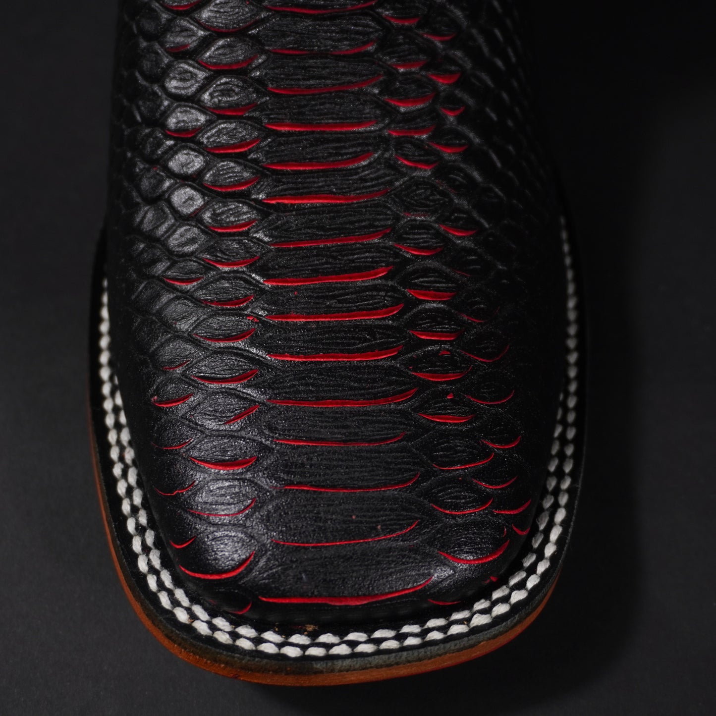 Botas negras con rojo piton, suela roja y punta cuadrada