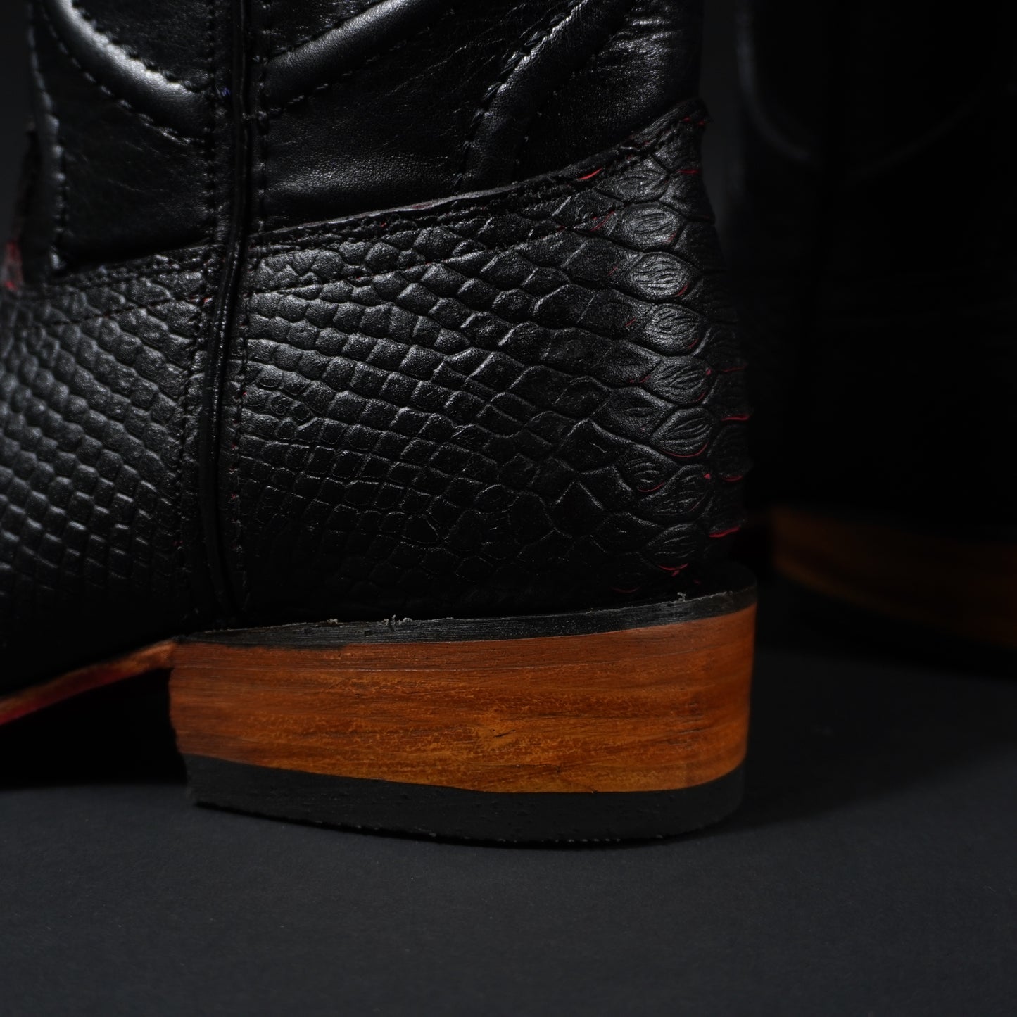 Botas negras con rojo piton, suela roja y punta cuadrada
