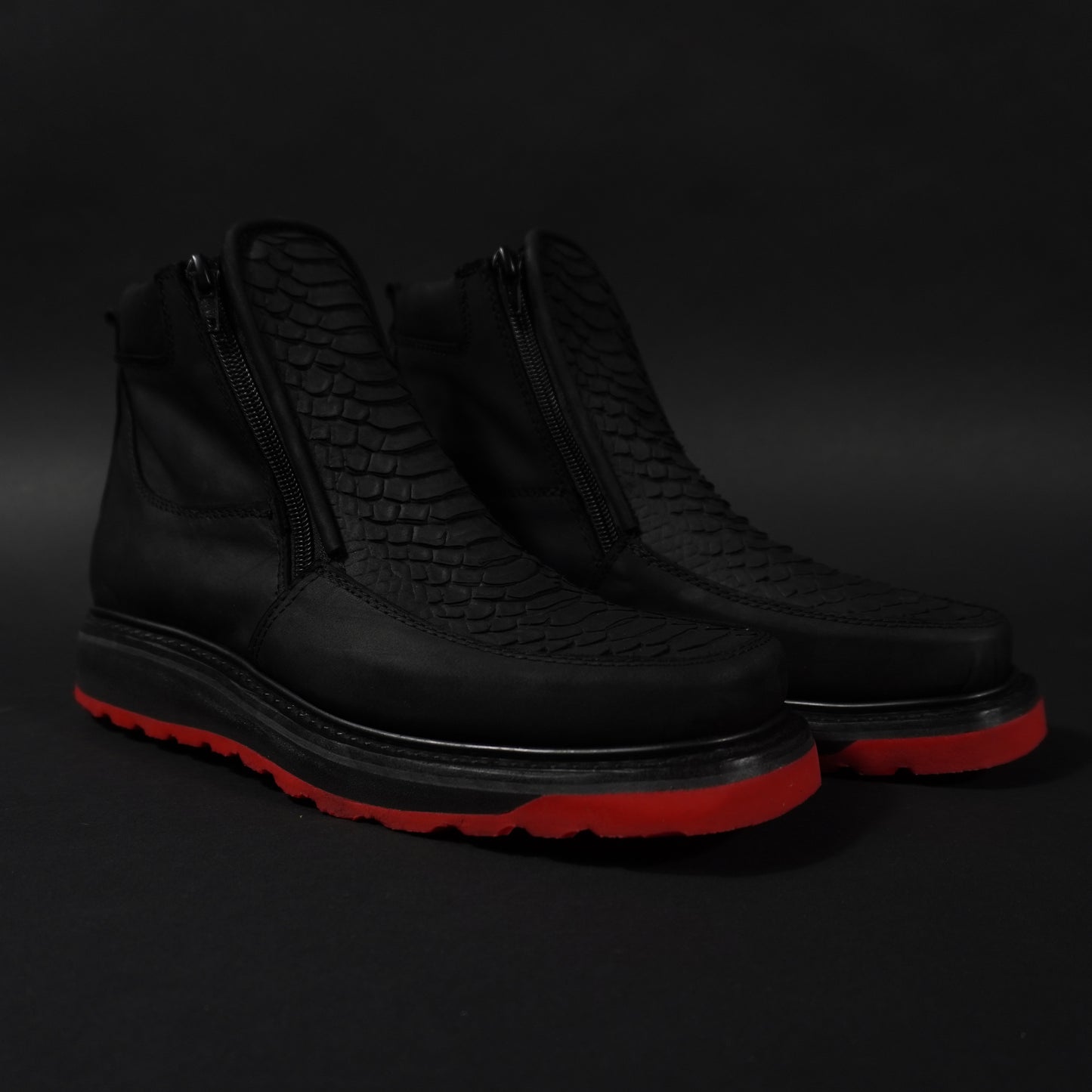 Botines negros doble cierre piton, suela roja