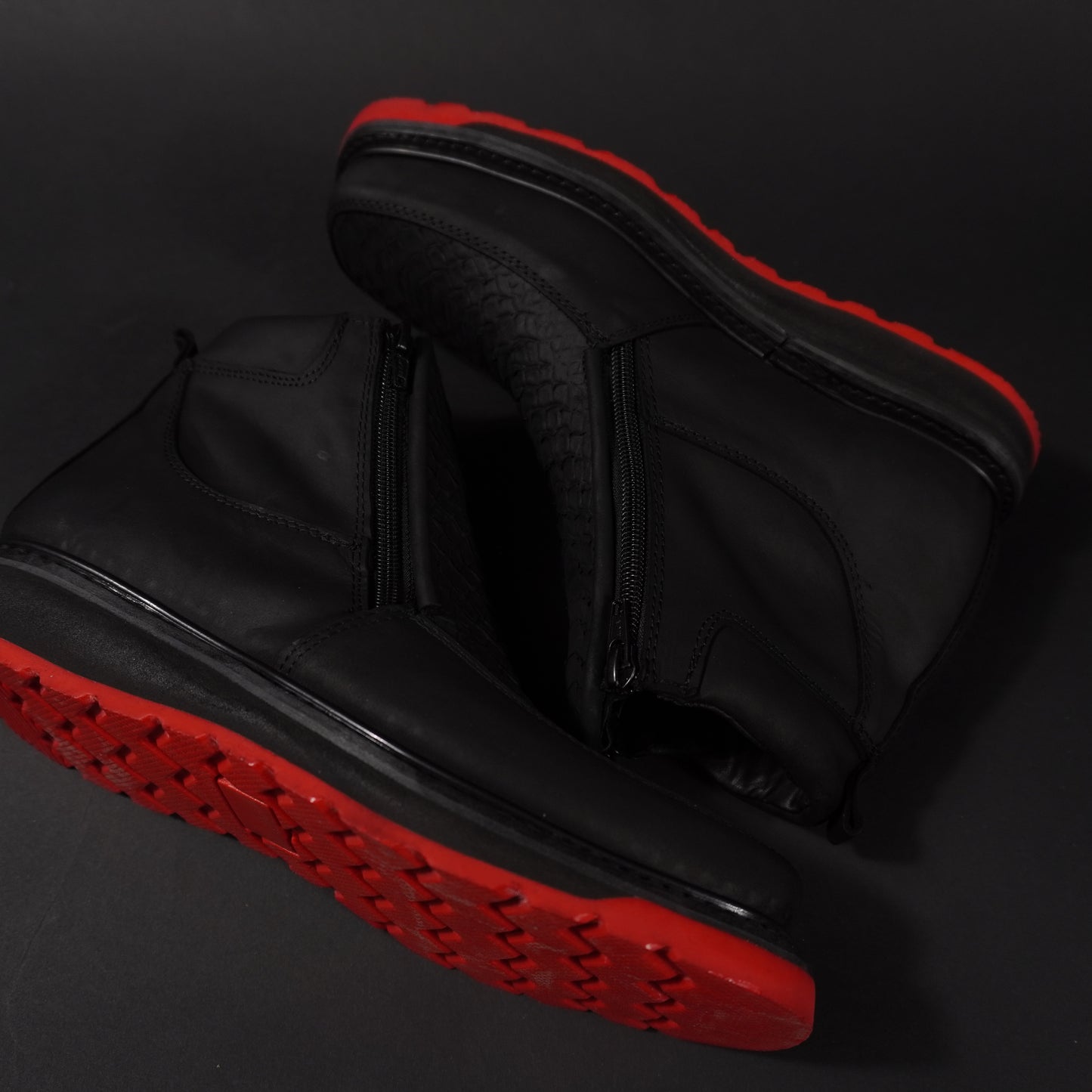 Botines negros doble cierre piton, suela roja