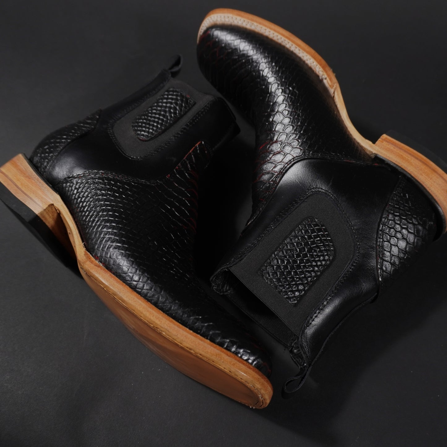 Botines negros con rojo, piton