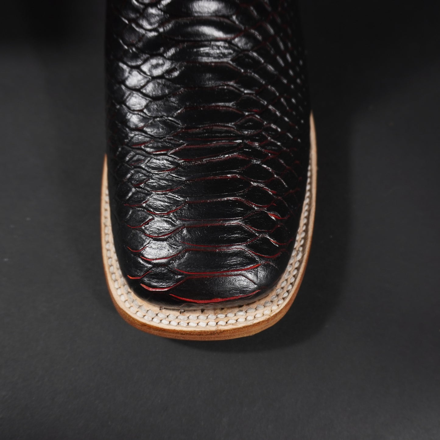 Botines negros con rojo, piton