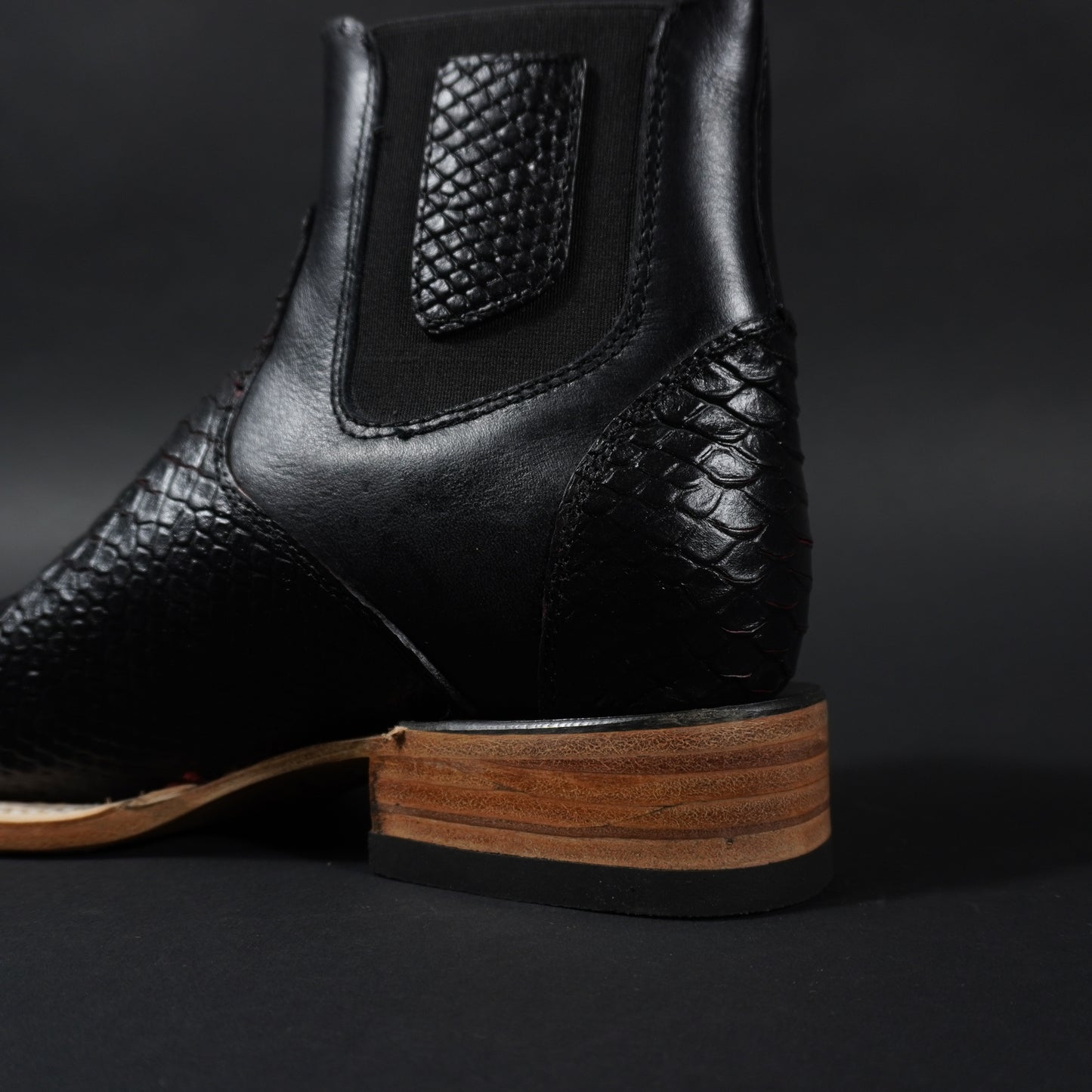 Botines negros con rojo, piton