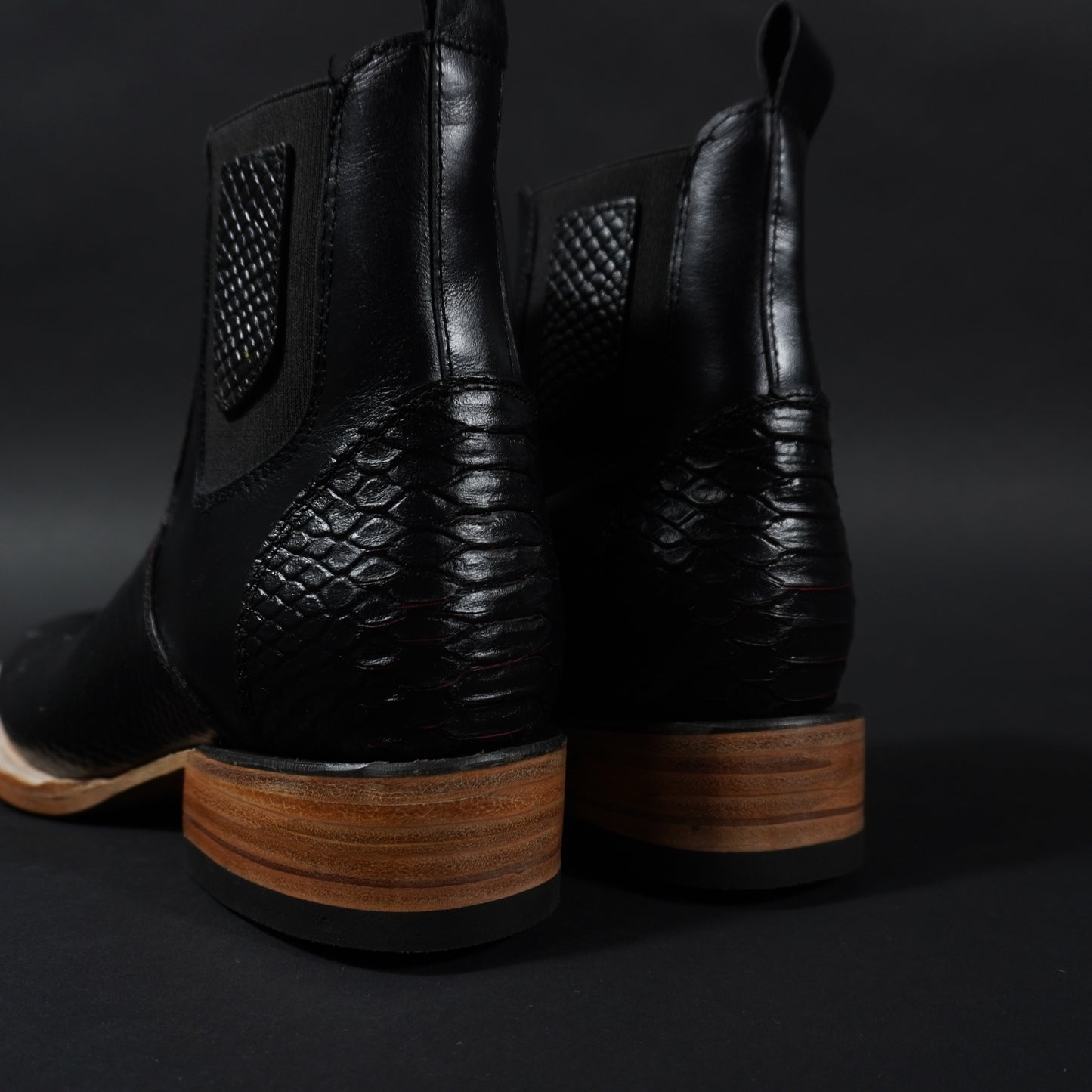 Botines negros con rojo, piton