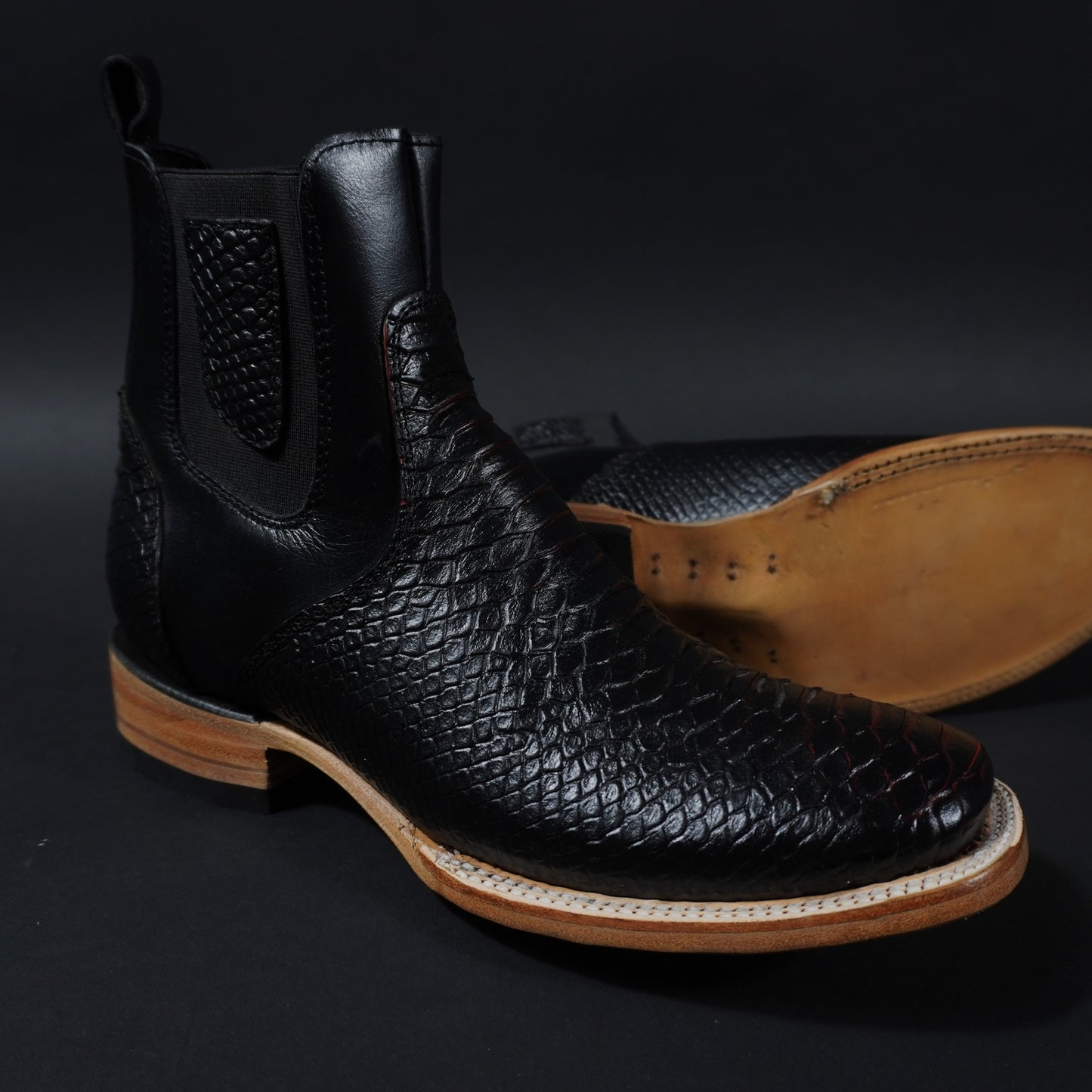 Botines negros con rojo, piton