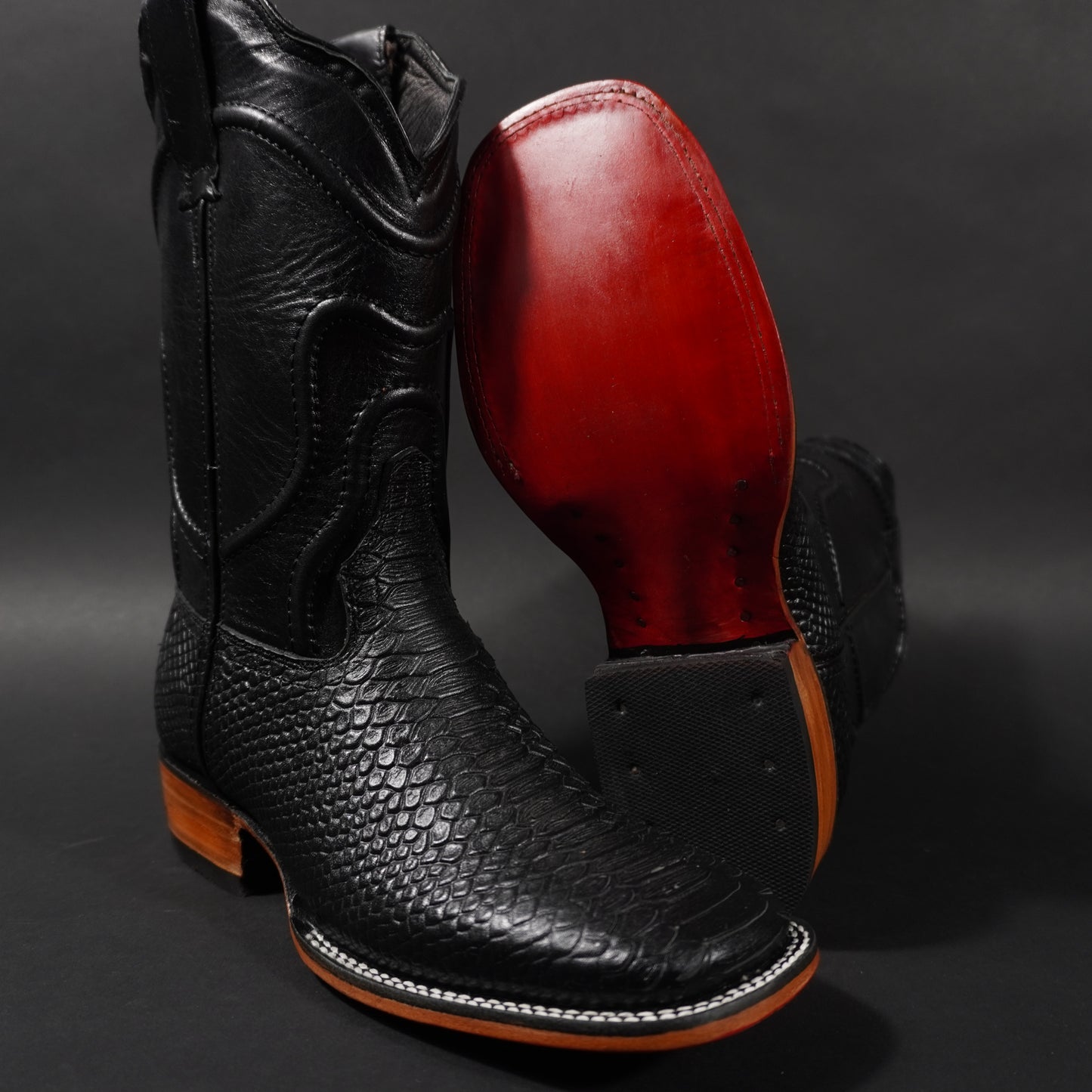 Botas negras piton, suela roja y punta cuadrada