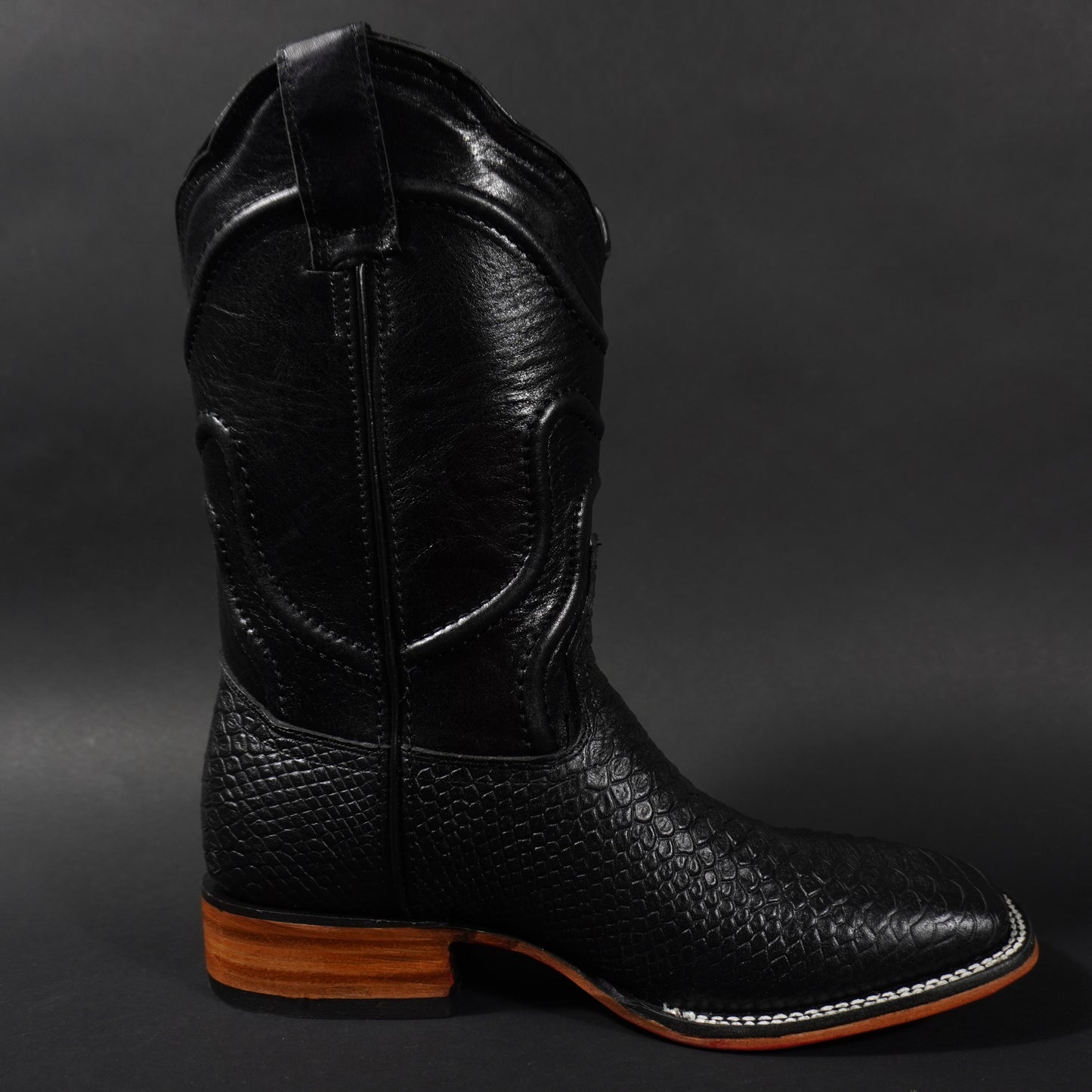 Botas negras piton, suela roja y punta cuadrada