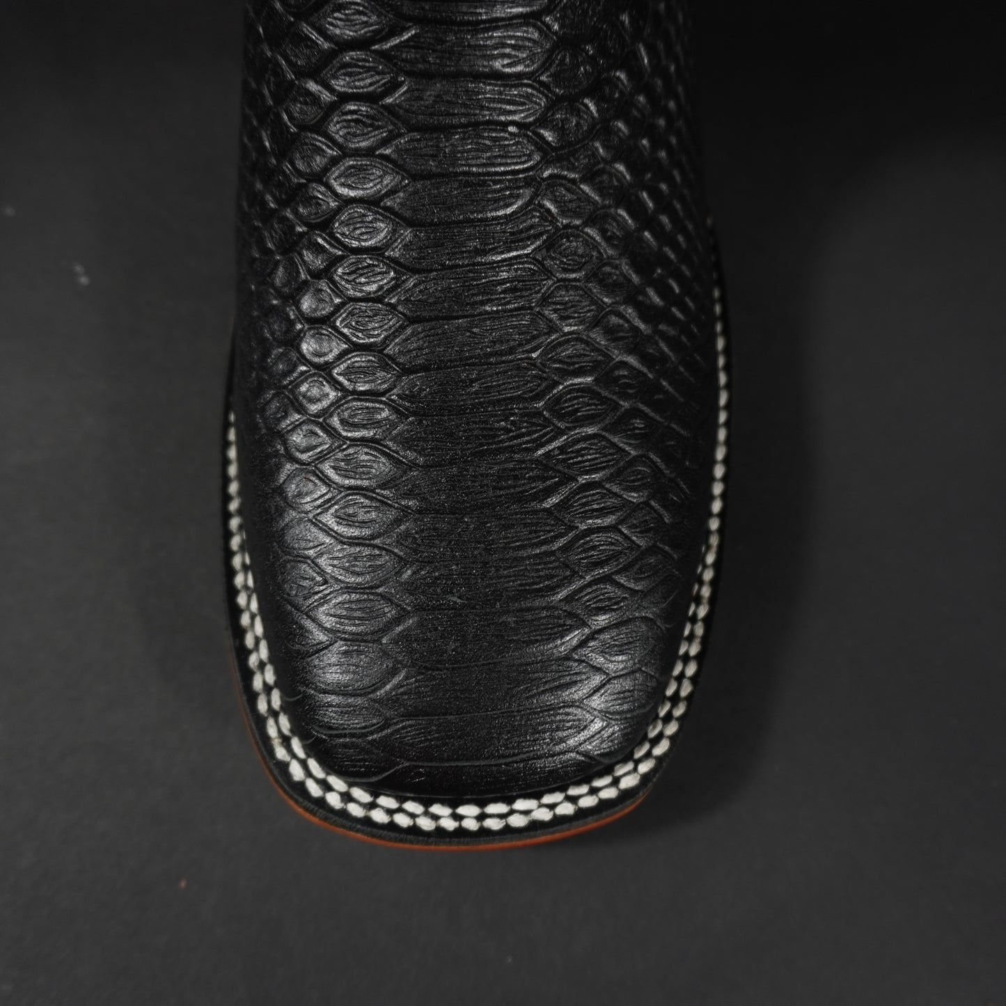 Botas negras piton, suela roja y punta cuadrada