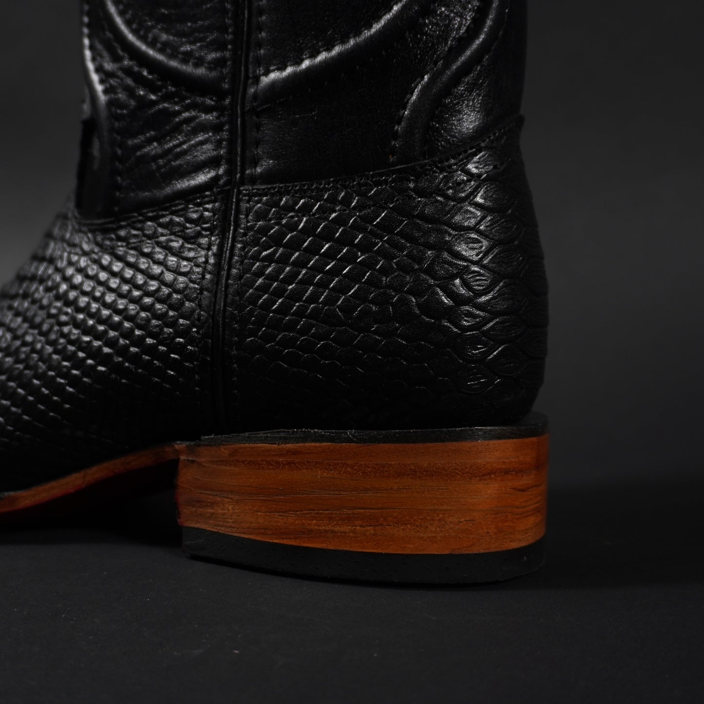Botas negras piton, suela roja y punta cuadrada