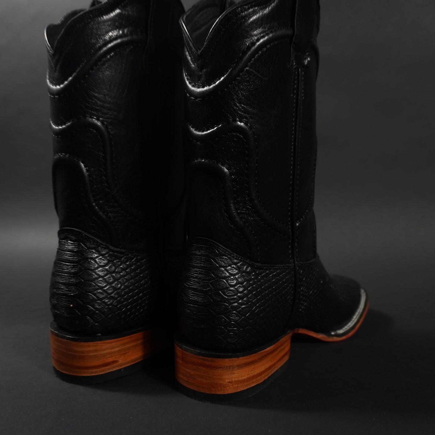 Botas negras piton, suela roja y punta cuadrada