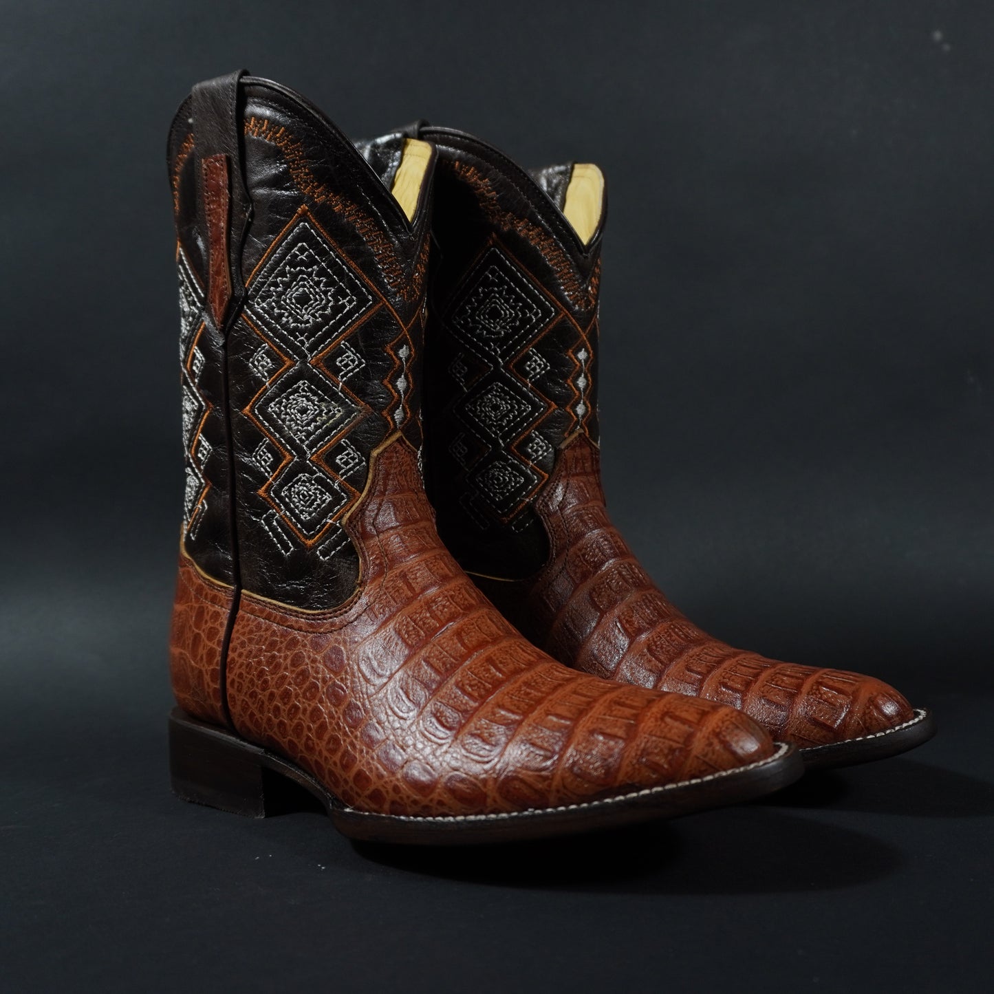 Botas color coñac cocodrilo y punta oval