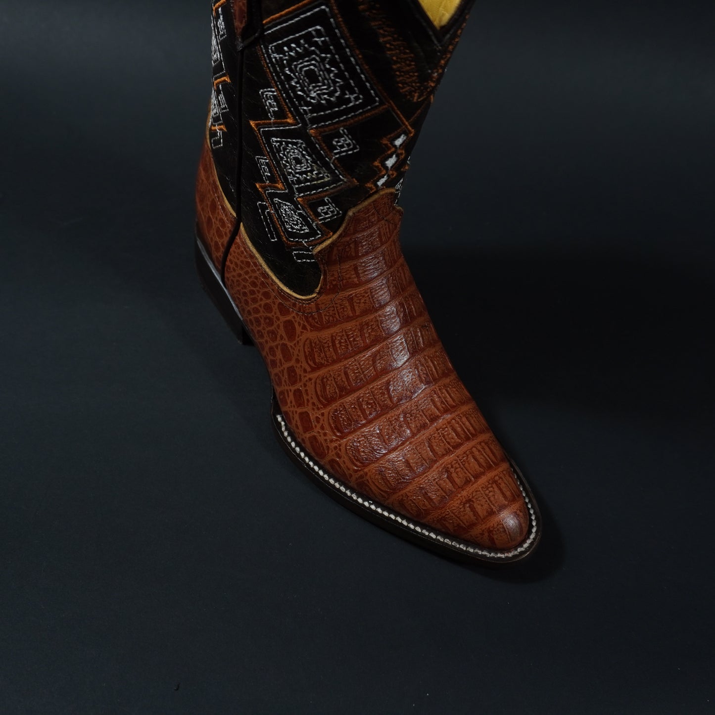 Botas color coñac cocodrilo y punta oval