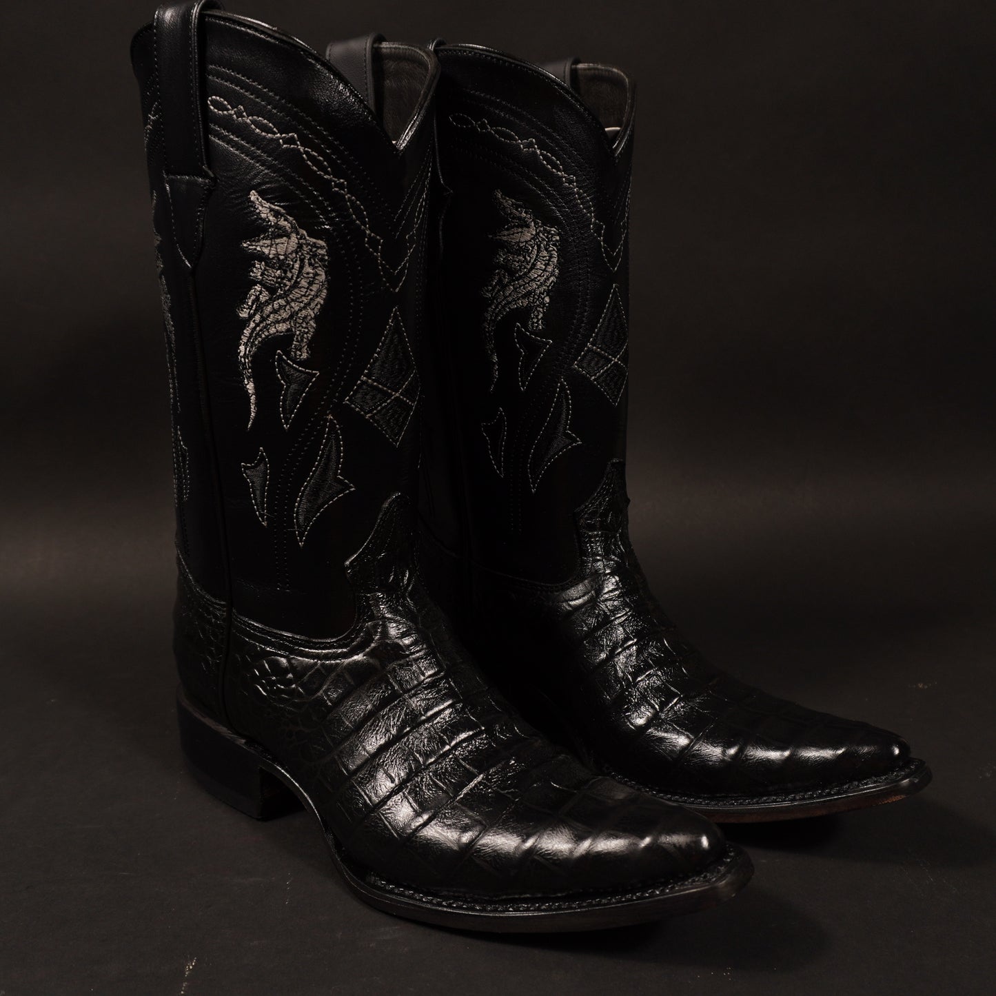 Botas color negro cocodrilo y punta sinaloa