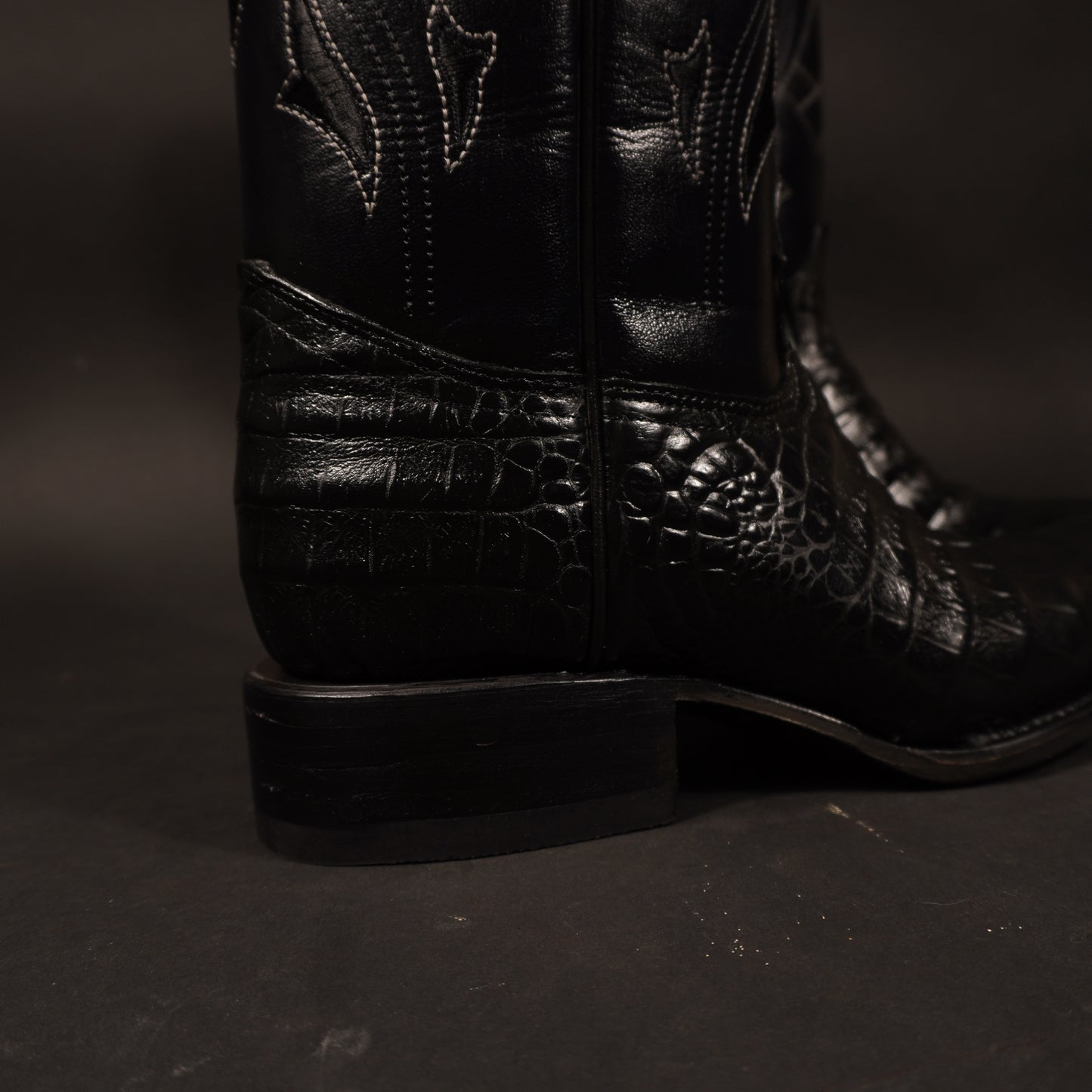 Botas color negro cocodrilo y punta sinaloa