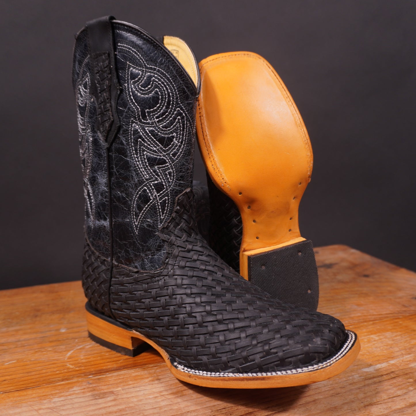 Botas negras de petatillo y punta cuadrada