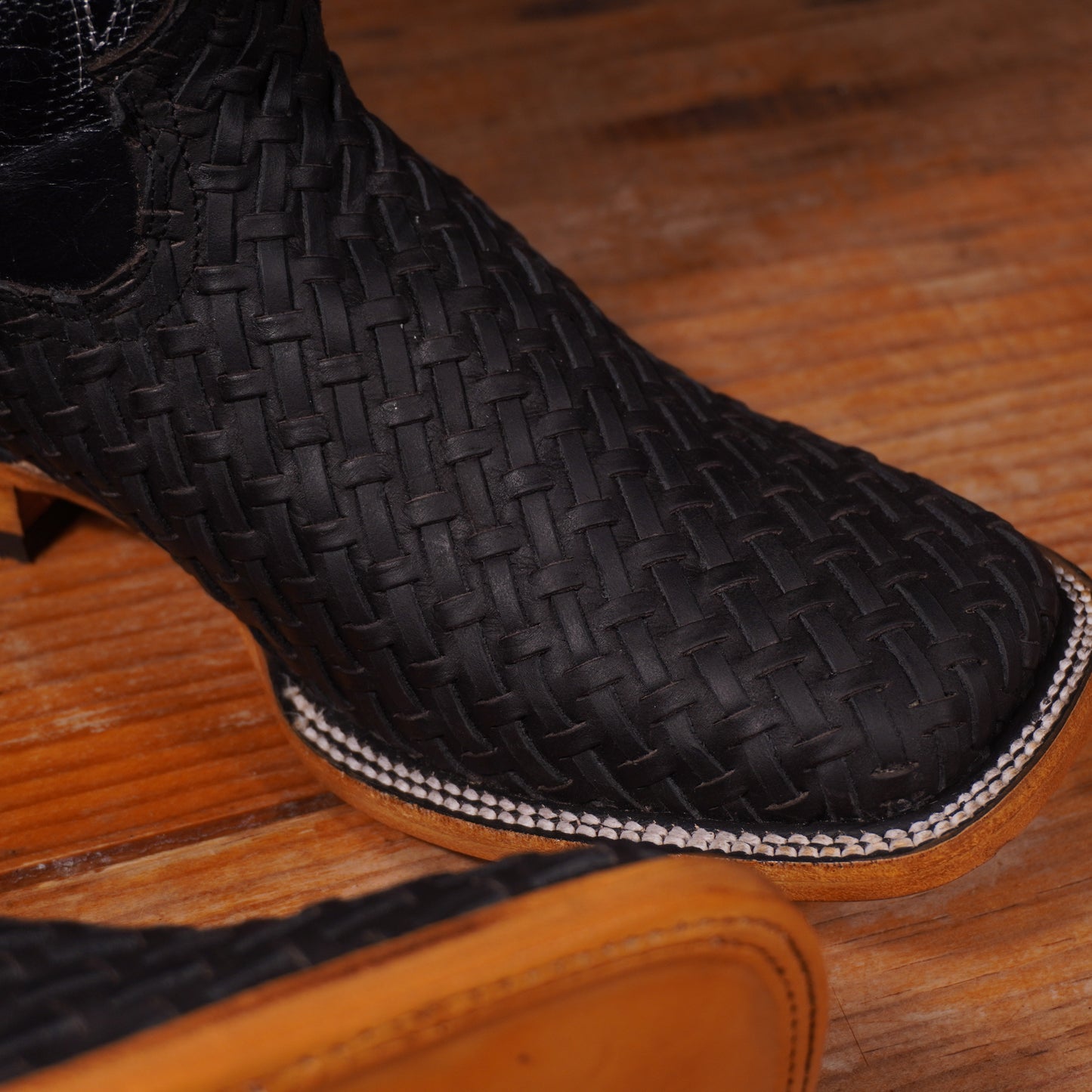 Botas negras de petatillo y punta cuadrada